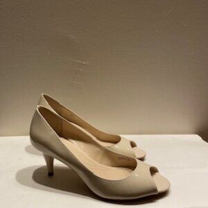 Tahari Marie Peep Toe Pump Cone Beige Patent Leather 2.5” Heel Size 8.5